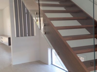 glass-balustrade-on-timber-staircase